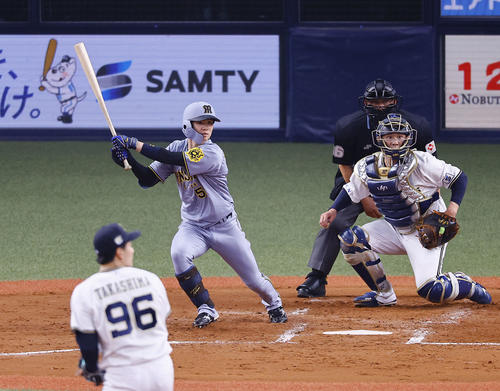 オリックス対阪神　3回表阪神1死、中野は左前安打を放つ。投手高島（撮影・藤尾明華）