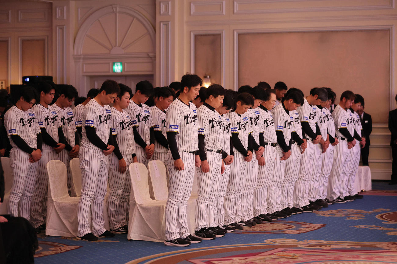 吉田義男さんお別れの会で黙とうする藤川監督（前列左端）ら阪神ナイン