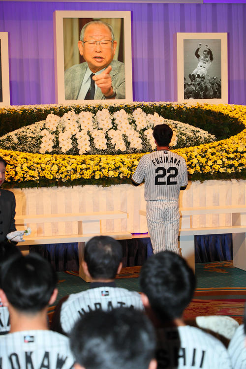 吉田義男さんお別れの会で献花した阪神藤川監督（撮影・宮崎幸一）