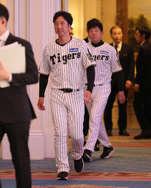 吉田義男さんお別れの会に出席した阪神藤川球児監督（左）と平田勝男2軍監督