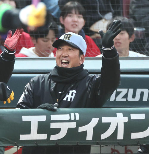 広島対阪神　1回表阪神1死一塁、先制2点本塁打を放った佐藤輝を迎える藤川監督（撮影・加藤孝規）