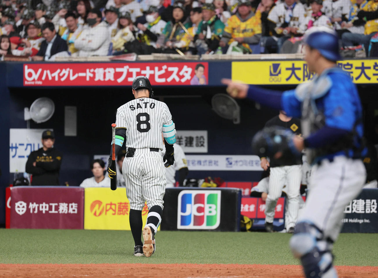 阪神対DeNA 5回裏阪神2死、佐藤輝は空振り三振に倒れる（撮影・宮崎幸一）