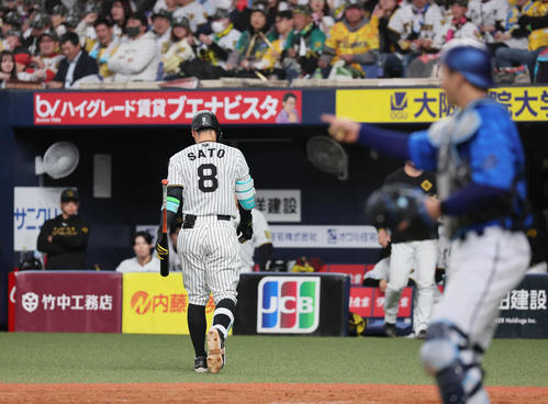 阪神対DeNA 5回裏阪神2死、佐藤輝は空振り三振に倒れる（撮影・宮崎幸一）