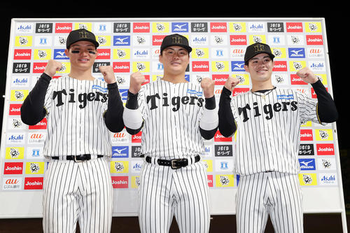 阪神対中日　お立ち台でガッツポーズする、左から阪神森下、前川、中野（撮影・前田充）