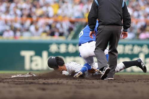 阪神対中日　9回裏阪神2死一塁、二盗を決める植田（撮影・前田充）