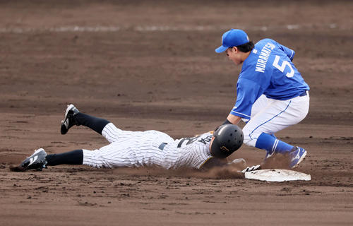 阪神対中日　9回裏阪神2死一塁、代走植田は二塁盗塁を決める。野手辻本（撮影・加藤哉）