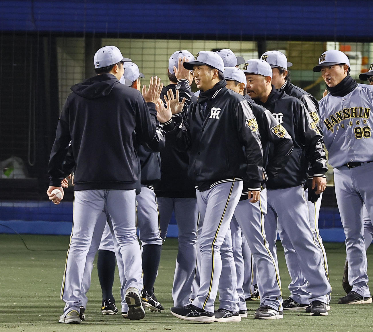 ヤクルト対阪神　ヤクルトに勝利し、才木とタッチを交わす阪神藤川監督（撮影・藤尾明華）