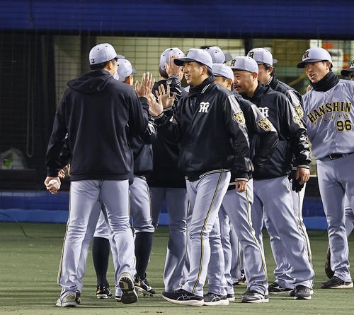 ヤクルト対阪神　ヤクルトに勝利し、才木とタッチを交わす阪神藤川監督（撮影・藤尾明華）