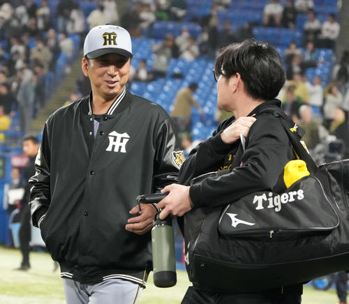 ヤクルト対阪神　延長戦を制し笑顔で引き揚げる阪神藤川監督（撮影・小沢裕）