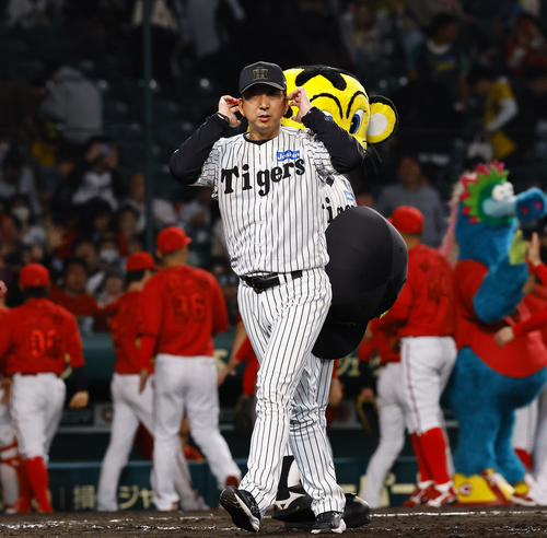 阪神対広島　広島に敗れ、あいさつを終えベンチに戻る阪神藤川監督（撮影・藤尾明華）
