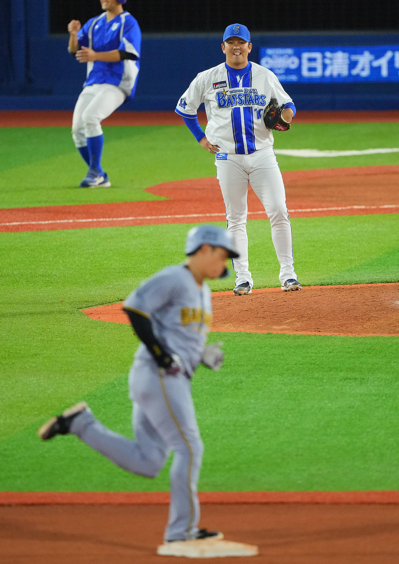 DeNA対阪神　10回表阪神1死、大山（手前）にソロ本塁打を浴びる山崎（撮影・垰建太）
