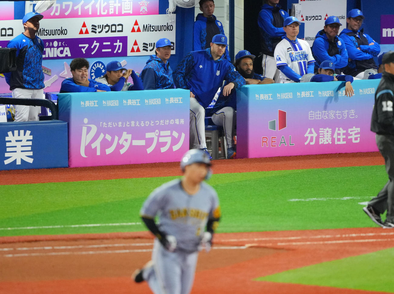 DeNA対阪神　10回表阪神1死、大山（手前）にソロ本塁打を浴び厳しい表情の三浦監督（右端）らナイン（撮影・垰建太）