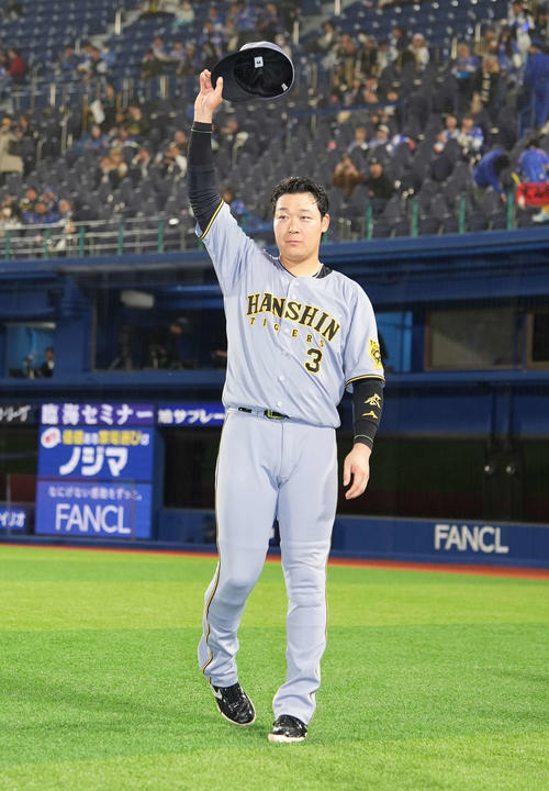 DeNA対阪神　ファンの声援に応える大山（撮影・井上学）