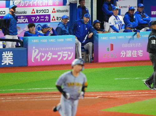 DeNA対阪神　10回表阪神1死、大山（手前）にソロ本塁打を浴び厳しい表情の三浦監督（右端）らナイン（撮影・垰建太）