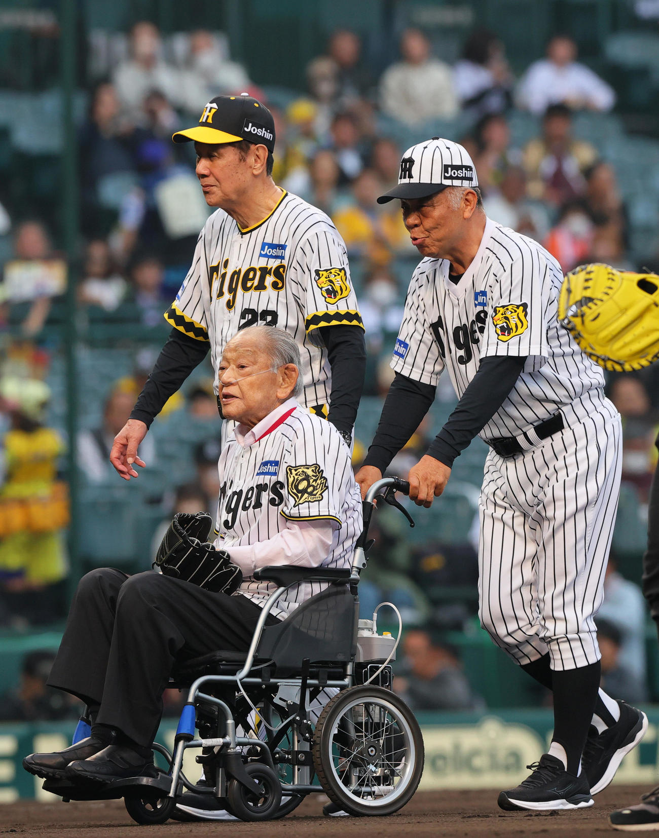 阪神対巨人　ファーストピッチセレモニーを行った、左から阪神OBの田淵氏、江夏氏、掛布OB会長（撮影・上山淳一）