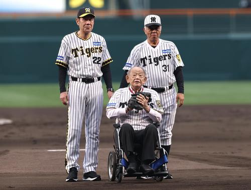 阪神対巨人　レジェンド始球式を行った、左から田淵氏、江夏氏、掛布氏（撮影・前田充）