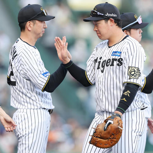 阪神対巨人　巨人に連勝しタッチを交わす阪神藤川監督（左）と大山（撮影・前田充）
