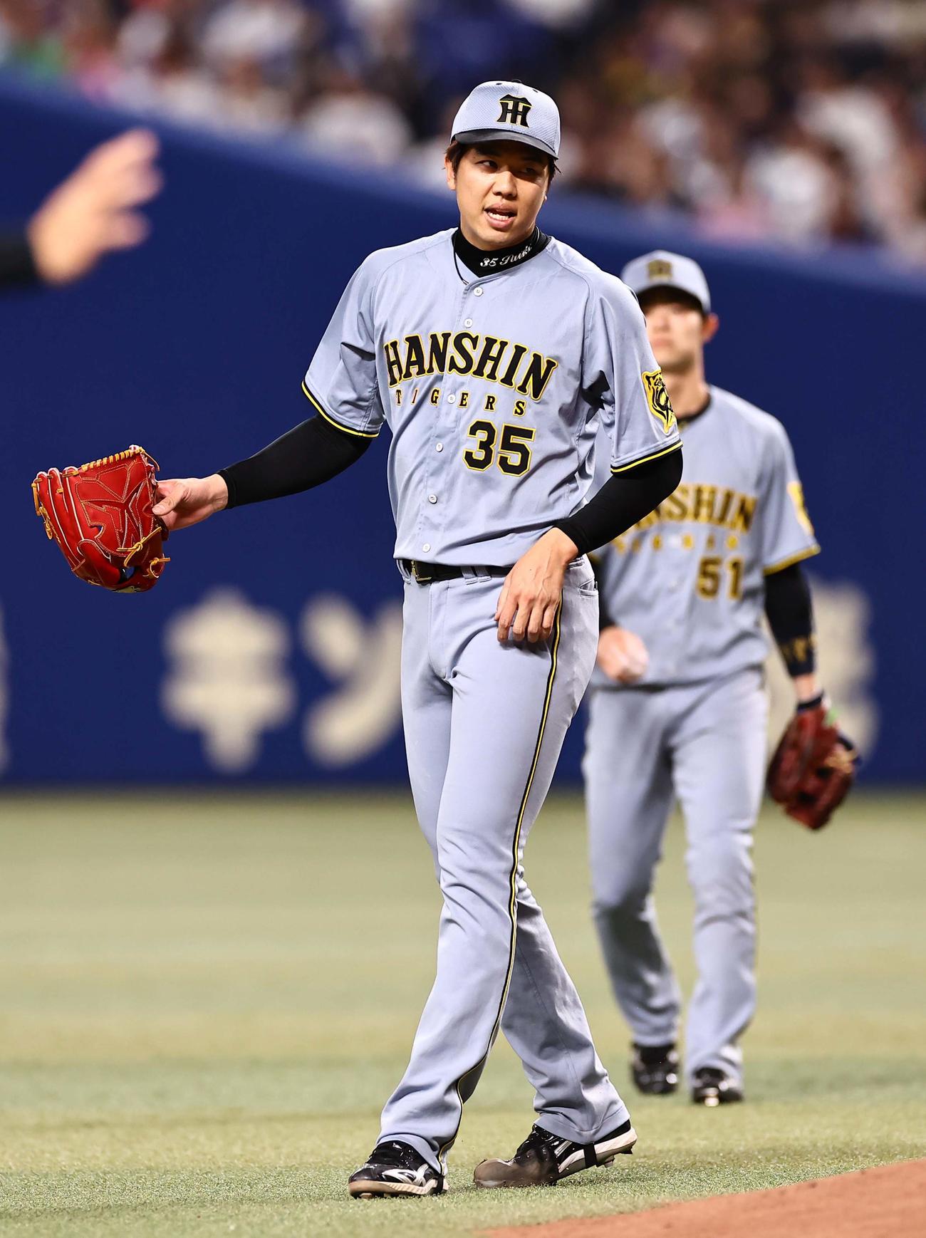 中日対阪神　5回裏中日1死一塁、才木は涌井に四球を与える（撮影・上田博志）