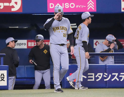 中日対阪神　11回表終了、藤川監督（中央）は選手交代を告げる（撮影・森本幸一）