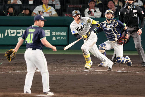 阪神対ヤクルト　7回裏阪神2死一、三塁、森下は遊へ適時内野安打を放つ。投手矢崎（撮影・加藤哉）