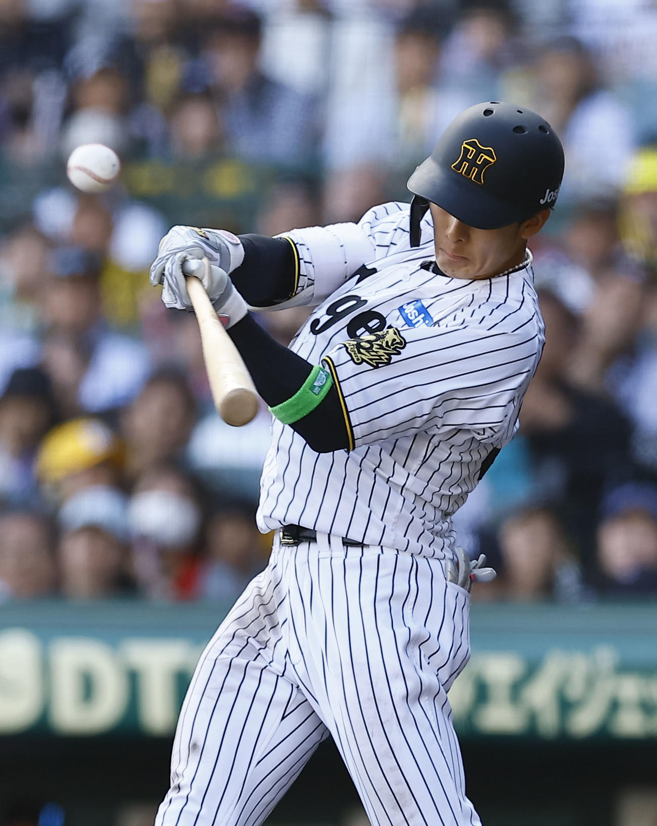 阪神対ヤクルト　7回裏阪神1死、小幡は左前打を放つ（撮影・藤尾明華）
