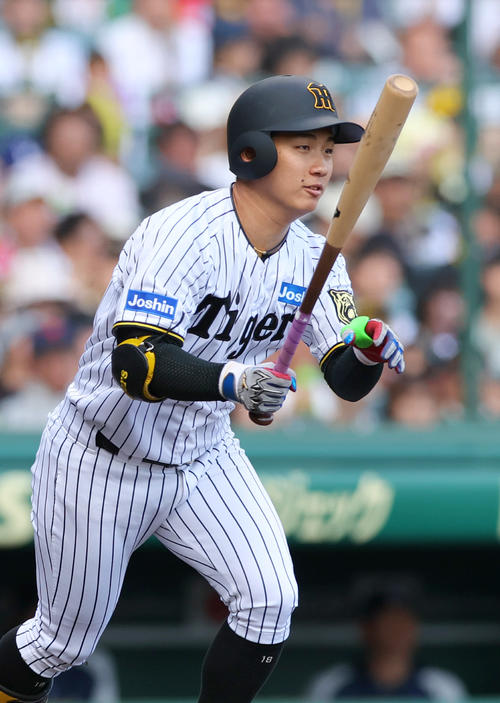 阪神対ヤクルト　5回裏阪神2死、伊原はイレギュラーし右前打を放つ（撮影・上山淳一）
