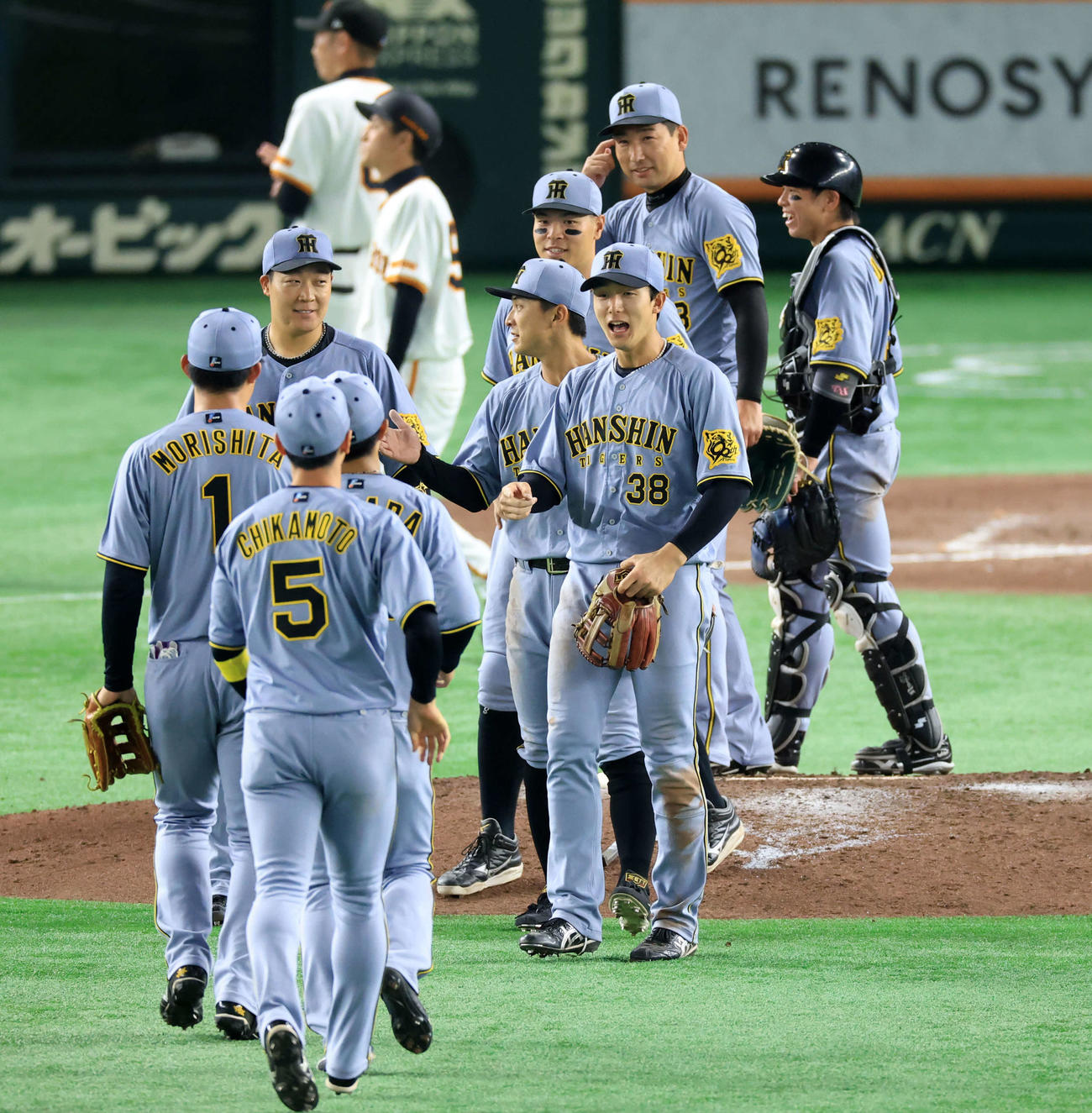 巨人対阪神　7－1の快勝にハイタッチで喜び合う小幡（中央）ら阪神の選手たち（撮影・浅見桂子）