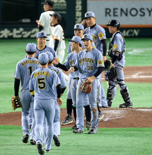 巨人対阪神　7－1の快勝にハイタッチで喜び合う小幡（中央）ら阪神の選手たち（撮影・浅見桂子）