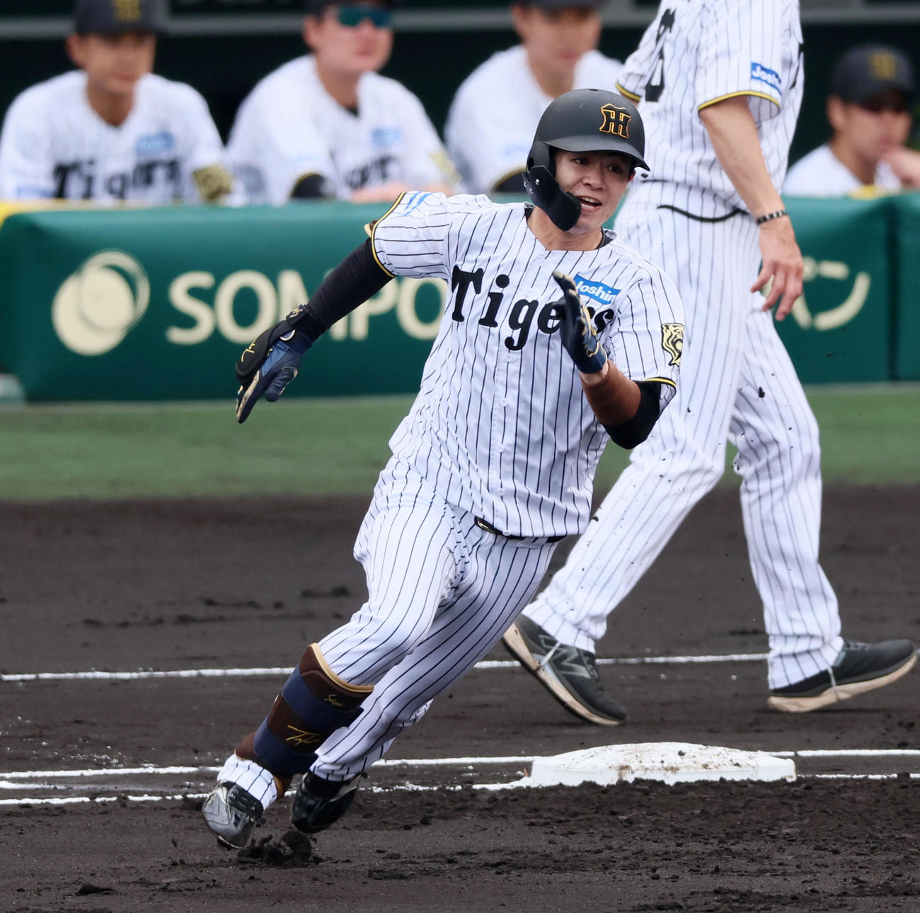 阪神対中日　1回裏阪神1死、中野は左越え二塁打を放つ（撮影・加藤哉）