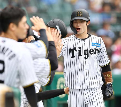 阪神対中日　1回裏阪神1死二塁、森下の先制適時打で生還する中野（撮影・上田博志）