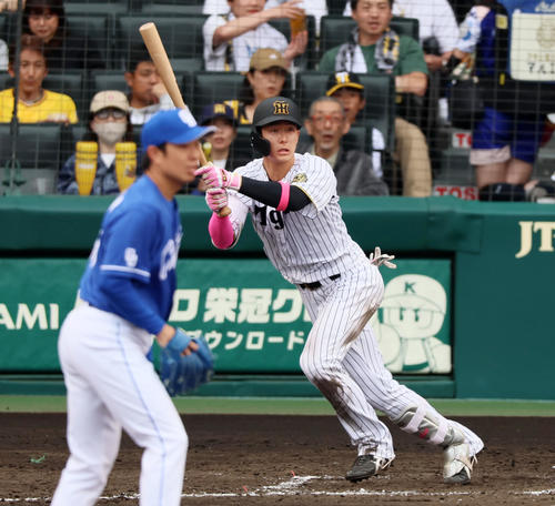 阪神対中日　3回裏阪神2死、小幡は左前打を放つ。投手松葉（撮影・加藤哉）