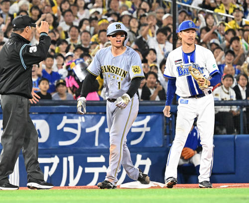DeNA対阪神　4回表阪神無死一、二塁、大山の左飛の間にタッチアップで三塁を狙うが好返球に阻まれ併殺に倒れる森下（中央）。三塁手三森（撮影・千葉一成）