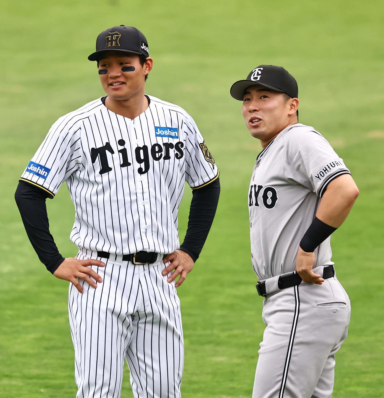 阪神対巨人　外野で話をする森下（左）と浅野（撮影・上田博志）