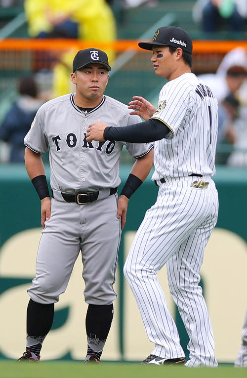 阪神対巨人　試合前、巨人浅野（左）と話す阪神森下（撮影・上山淳一）