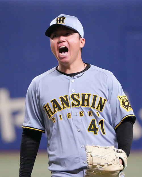 中日対阪神　7回裏中日2死二、三塁、ブライトを一ゴロに打ち取りほえる村上（撮影・森本幸一）