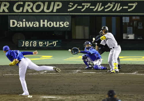 阪神対DeNA 11回裏阪神無死満塁、サヨナラの押し出し四球を選ぶ森下。投手颯（撮影・藤尾明華）
