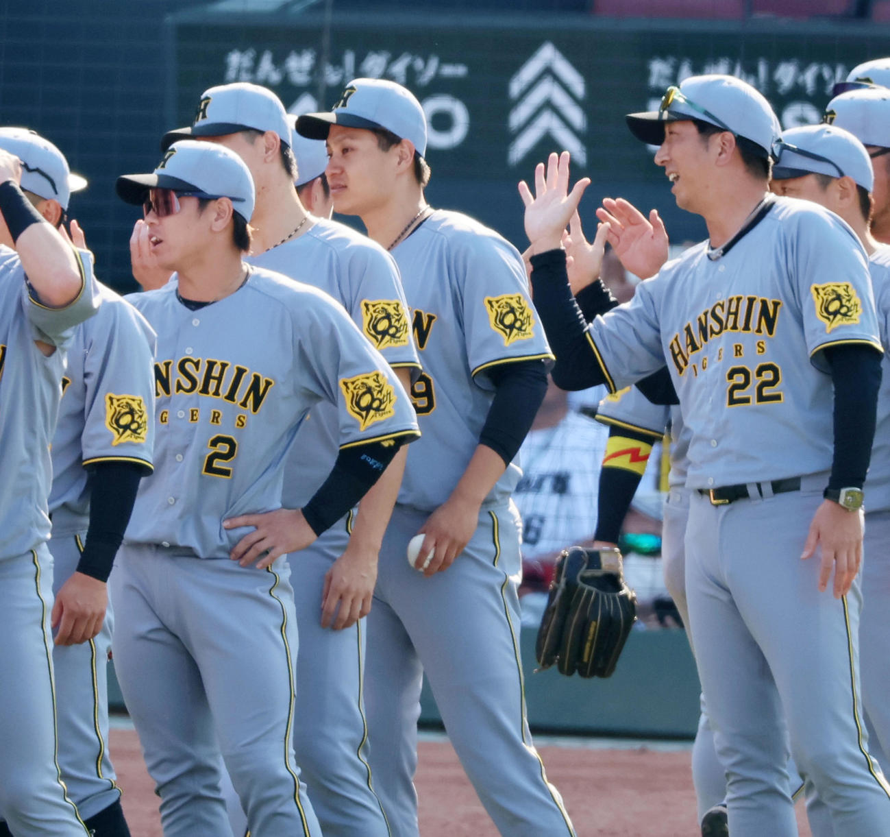 広島対阪神　広島に連勝しウイニングボールを手にナインとタッチする大竹。右は藤川監督（撮影・加藤哉）