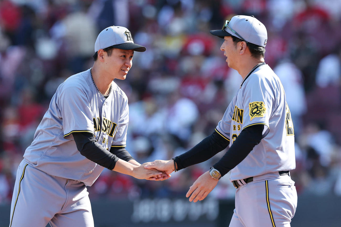 広島に勝利し、握手を交わす阪神大竹と藤川監督（撮影・前田充）