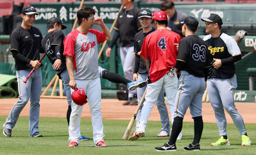 広島矢野雅哉にキックを見舞う熊谷敬宥