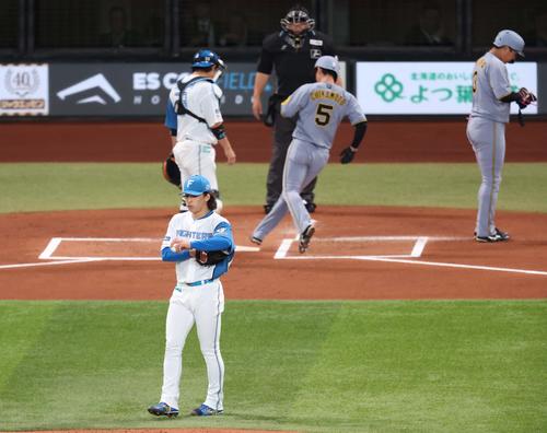 日本ハム対阪神　1回表阪神1死満塁、大山（右端）に押し出し四球を与える細野（撮影・黒川智章）