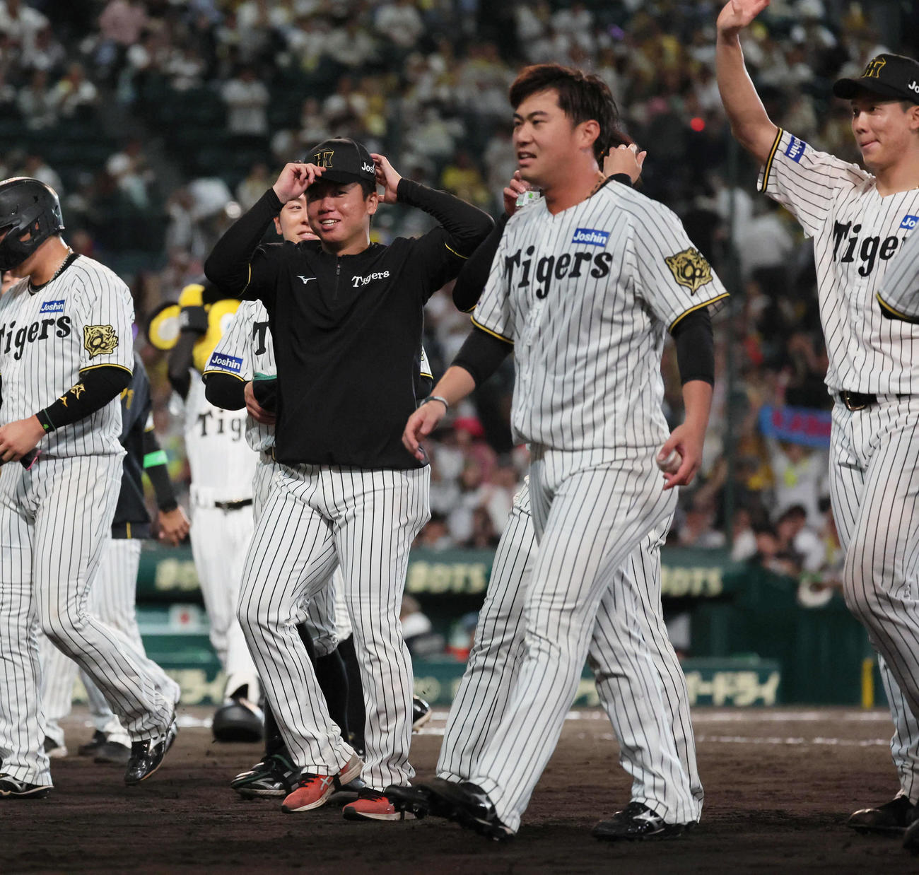 阪神対オリックス　10回裏、サヨナラ勝ちに歓喜する、左から村上、桐敷ら（撮影・宮崎幸一）