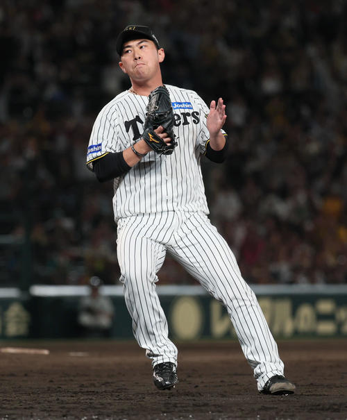 阪神対オリックス　10回表オリックス攻撃終了、阪神桐敷は無失点で終えて手をたたく（撮影・宮崎幸一）