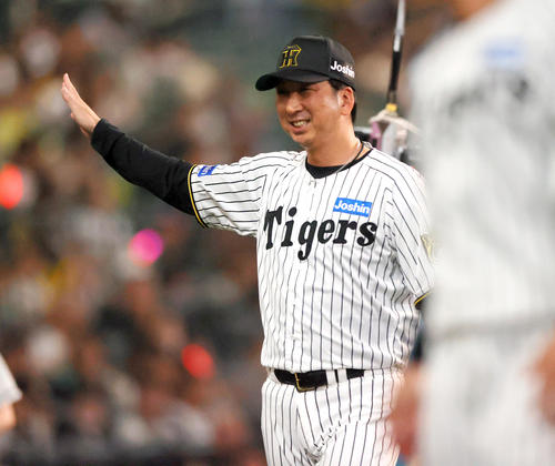 阪神対オリックス　オリックスに勝利した藤川監督は笑顔でファンの声援に応える（撮影・上山淳一）