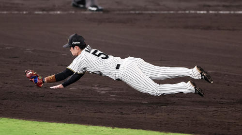 阪神対オリックス　8回表オリックス2死一塁、中野は中川の打球を横っ跳びで好捕（撮影・加藤哉）
