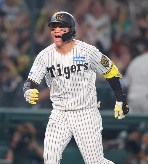 阪神対オリックス　6回裏阪神1死一、二塁、森下は左越え3点本塁打を放ち雄たけびをあげる（撮影・上山淳一）