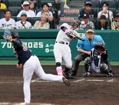 阪神対オリックス　8回裏阪神1死満塁、佐藤輝は中越え満塁本塁打を放つ。投手川瀬（撮影・加藤哉）