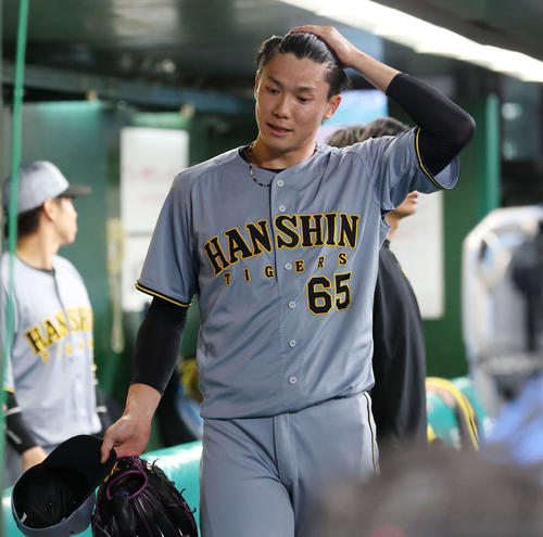 西武対阪神　9回裏西武1死満塁、途中降板し厳しい表情の湯浅（撮影・宮地輝）