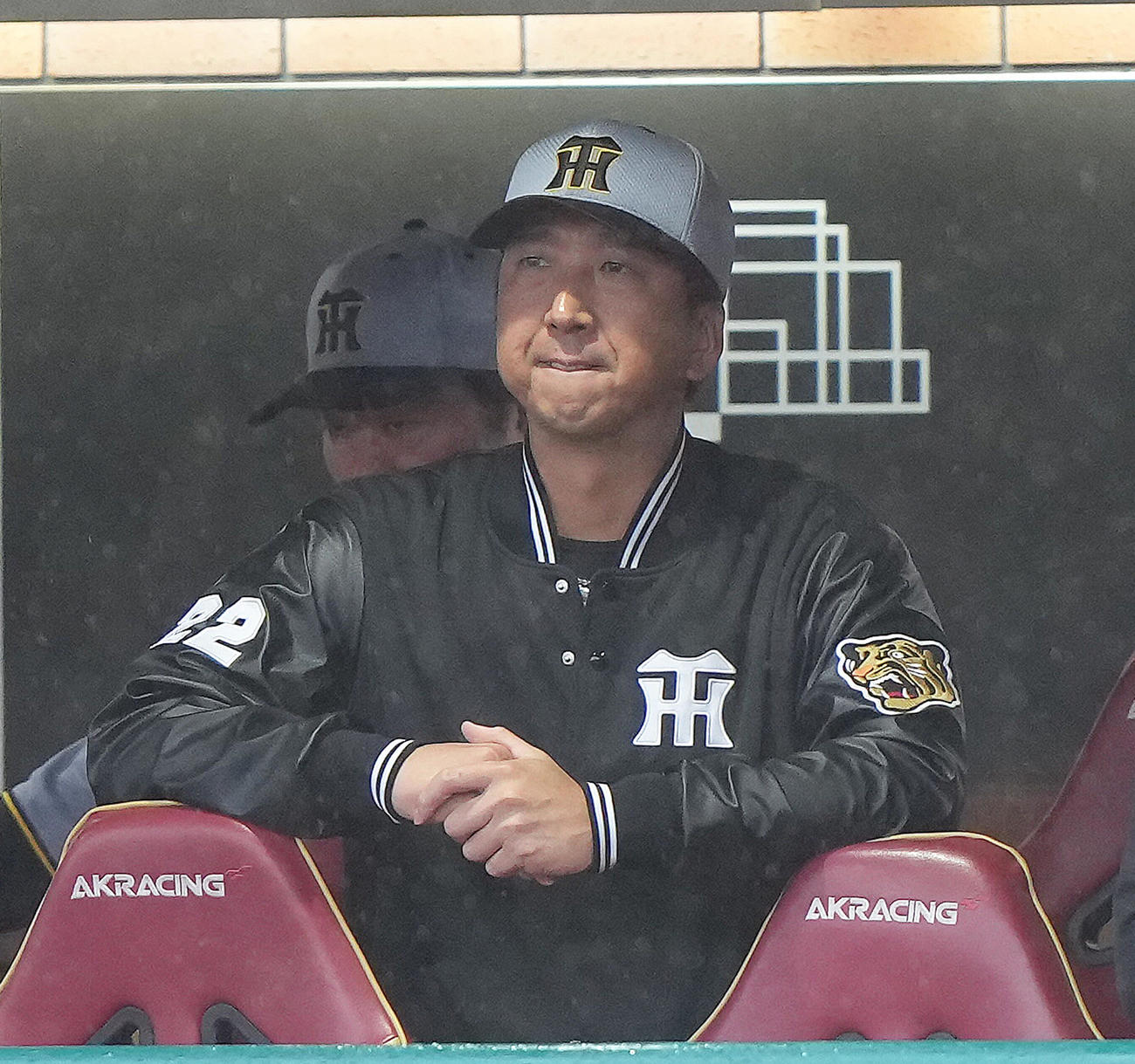 楽天対阪神　ベンチで厳しい表情を見せる阪神藤川監督（撮影・足立雅史）