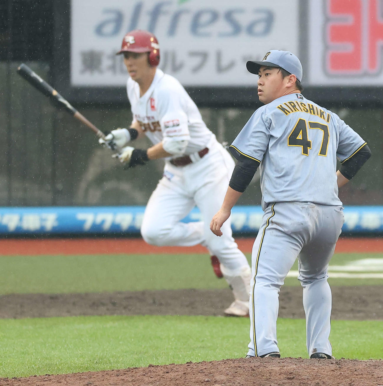楽天対阪神　7回裏楽天無死一、二塁、村林に右前適時打を浴びる桐敷（撮影・河田真司）