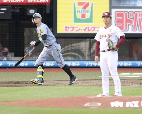 楽天対阪神　延長11回表阪神無死、フェンス直撃の安打を放つ佐藤輝。投手江原（撮影・河田真司）